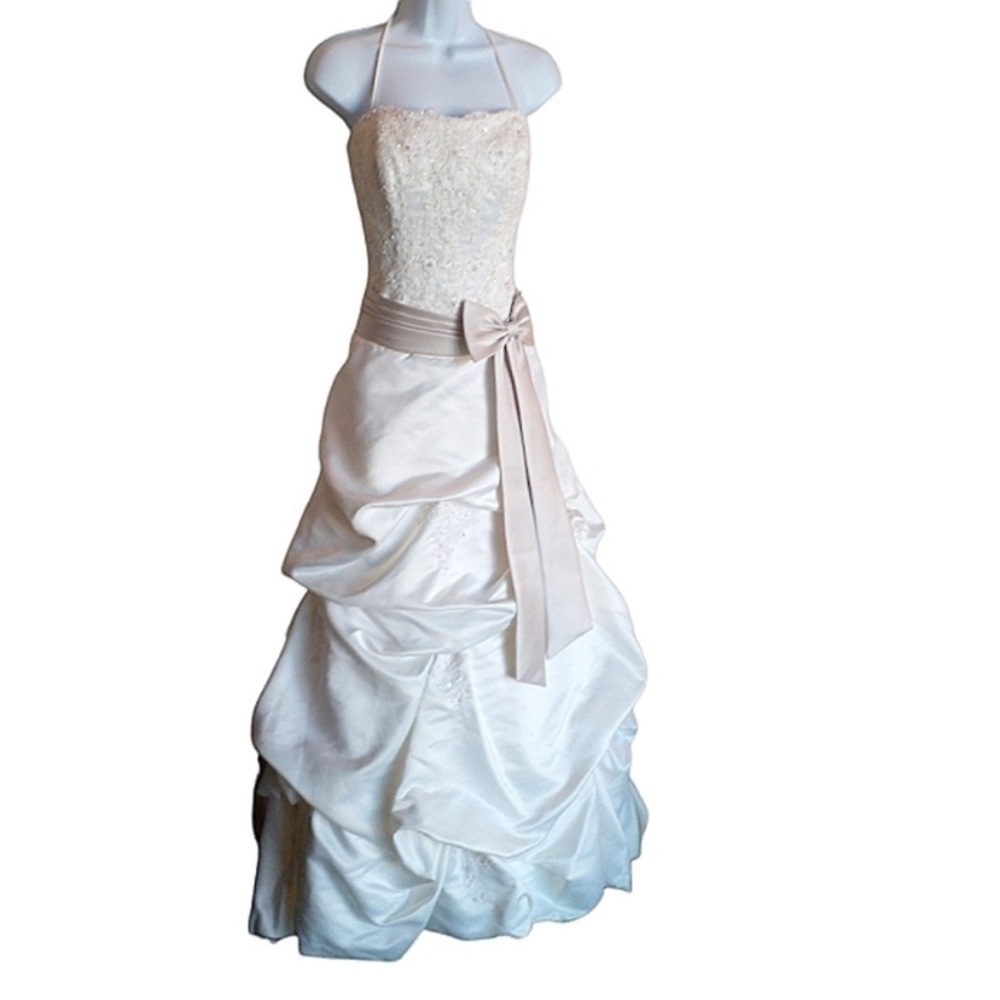 size 12. Stunning and elegant. A fit that perfects that hourglass shape!
